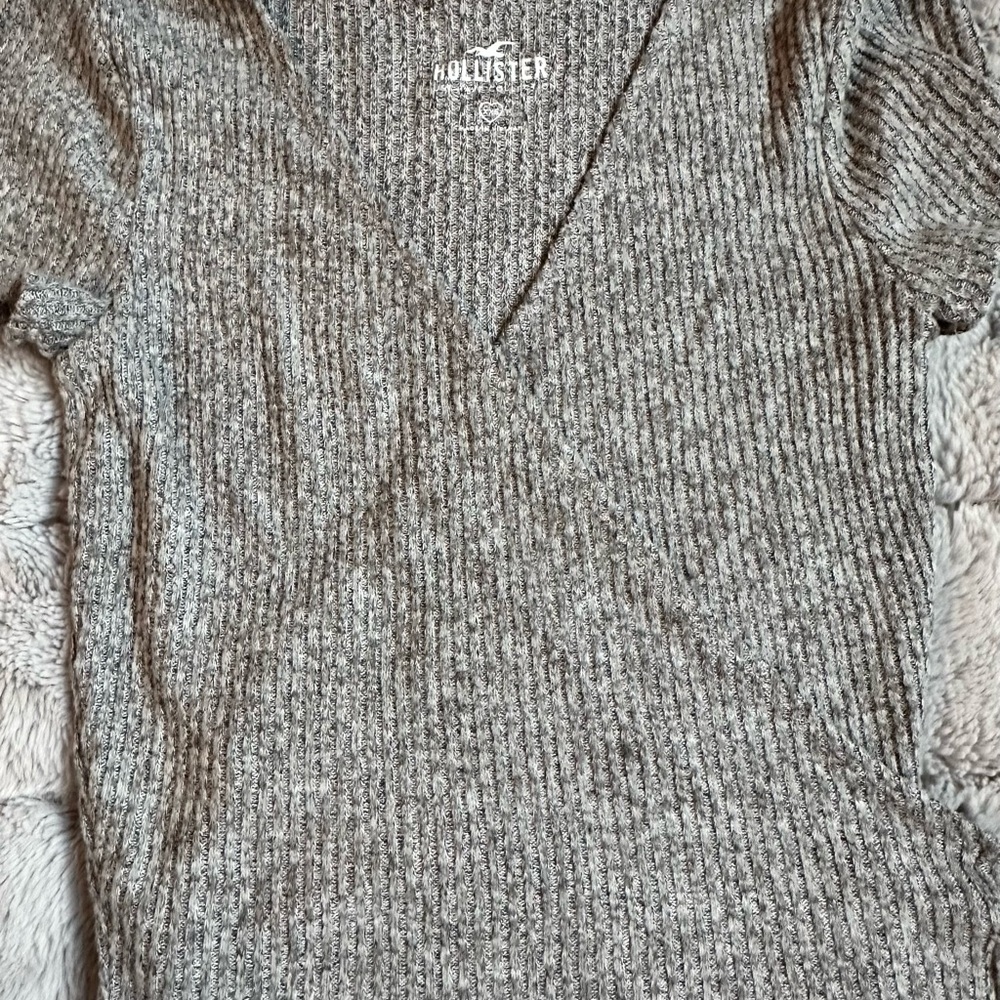 Hollister Women's V-Neck Sweater in Gray